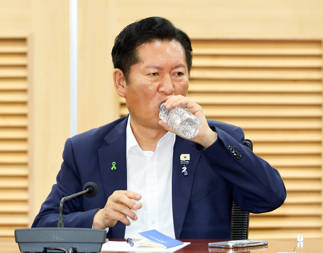 물 마시는 정청래 후보